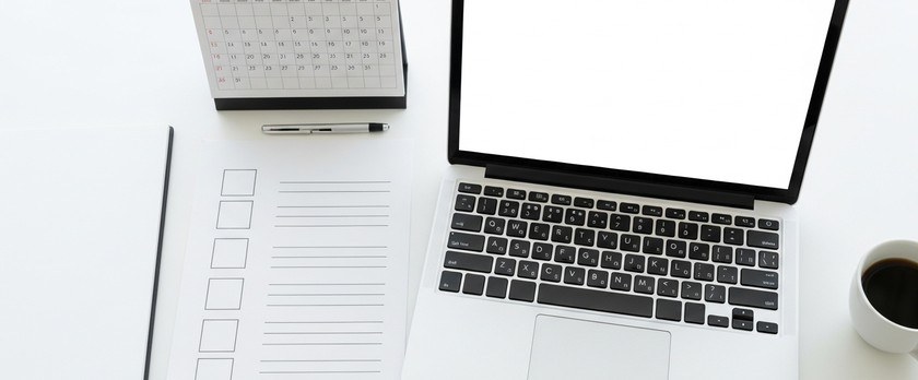受入企業が外国人従業員の学習支援体制を準備する実務（計画・書類確認）を象徴するデスクのイメージ