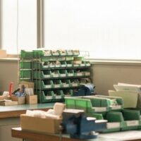 育成就労制度の開始（2027年4月）を象徴する、朝の光が差し込む清潔な作業場と若い植物のイメージ