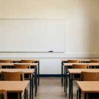 育成就労の日本語講習の準備を象徴する、朝の光が差し込む清潔で無人の教室のイメージ