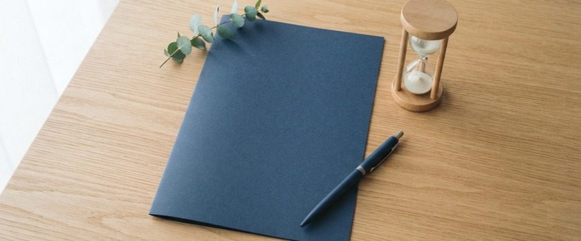 無地の書類フォルダと砂時計、ペンを並べた俯瞰イメージ。食品産業特定技能協議会の加入審査に2〜3か月かかることを象徴。