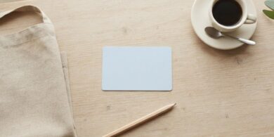 カフェのカウンターに無地のカードとエプロン、コーヒーカップを並べた俯瞰イメージ。家族滞在の方がパートで働けるかという問いを象徴。