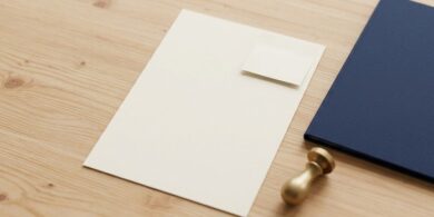 白紙の書類に小さな付箋状の紙を重ねた俯瞰イメージ。アポスティーユが公文書に付箋で付与されることを象徴。